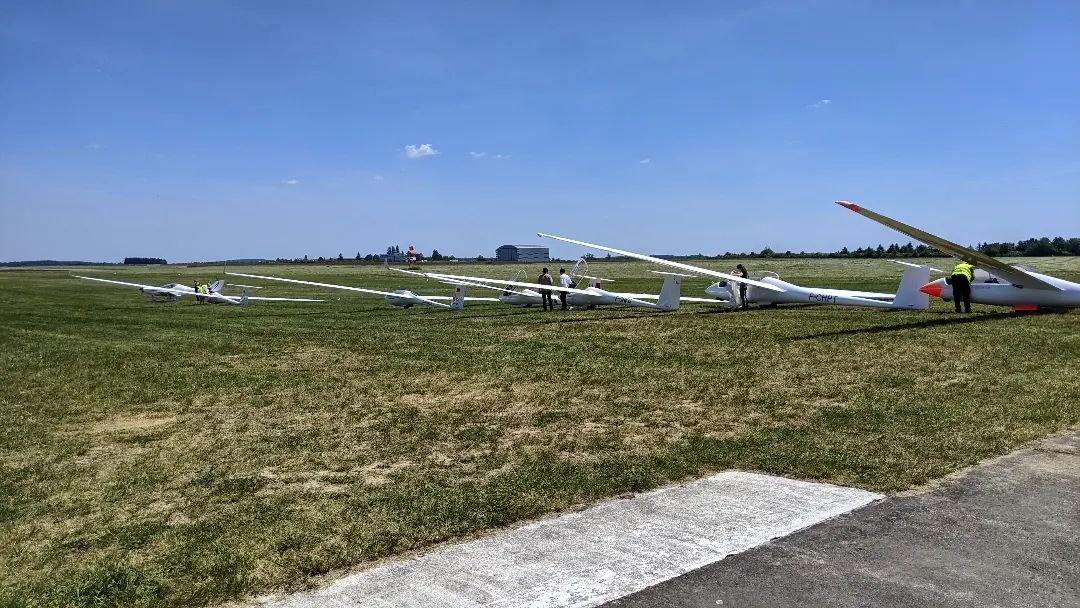 Belle brochette de planeurs hier à Chambley :
LS6, LS7, pégase, ASG29, Janus C et Janus CE 😎
(Et même que nos pilotes sont presque aussi beaux que nos planeurs !)
Félicitations à tous pour vos performances et votre mental pour aller faire de si beaux circuits dans du bleu 💪🚀
#ffvp #lesplaneursdechambley #ls6 #ls7 #pegage #asg29 #Janus #campagne #stageperf'